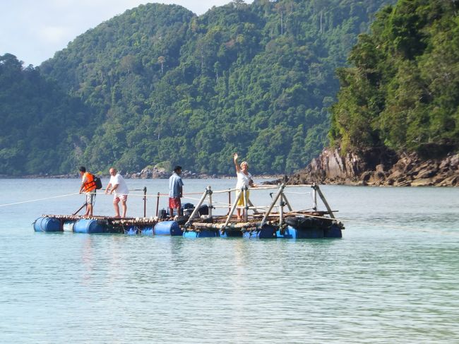 朝食から部屋に戻って、身支度をしていると<br />外から主人の呼ぶ声が。<br />テラスに出てみると、さきほどメアドの交換をした<br />ドイツ人ご夫婦が出発するところでした。<br /><br />私は、最後のお別れにと、ビーチを<br />端のほうまで走っていきました。<br />お二人は、ず〜っと手を振っていました。