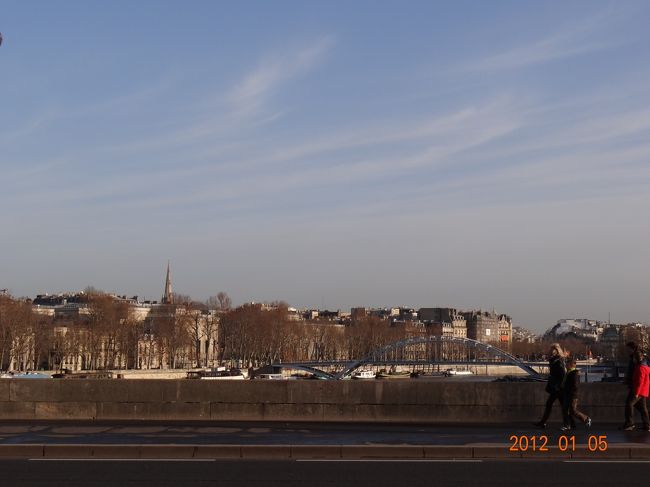 イエナ橋を渡って、シャイヨー宮方面に向かいます。