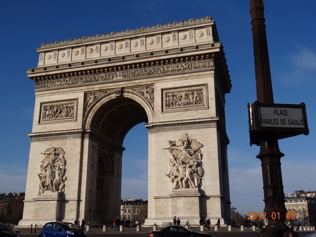 駅を出ると目の前には凱旋門がっ！