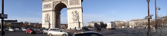 よく知られている通り、凱旋門の周りは道路のため、地下道をくぐって凱旋門の入口に向かいます。