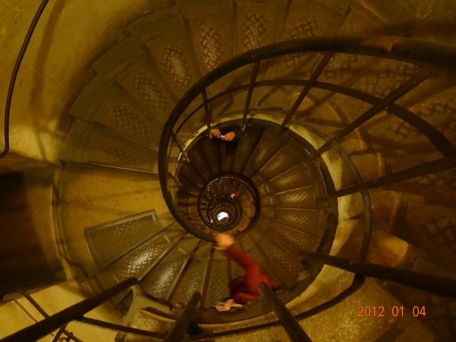 高さ５０ｍ、２８４段の階段を登ります。