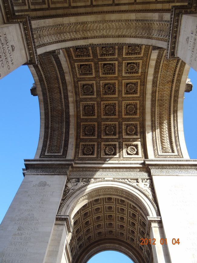 地上に降りてきました。下から見上げた凱旋門も美しい。