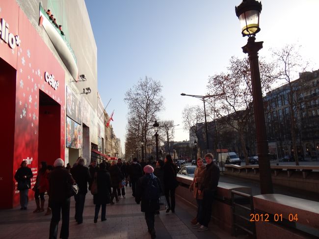 お腹もすいてきたので、シャンゼリゼを歩いて昼食が食べられそうなところを探します。