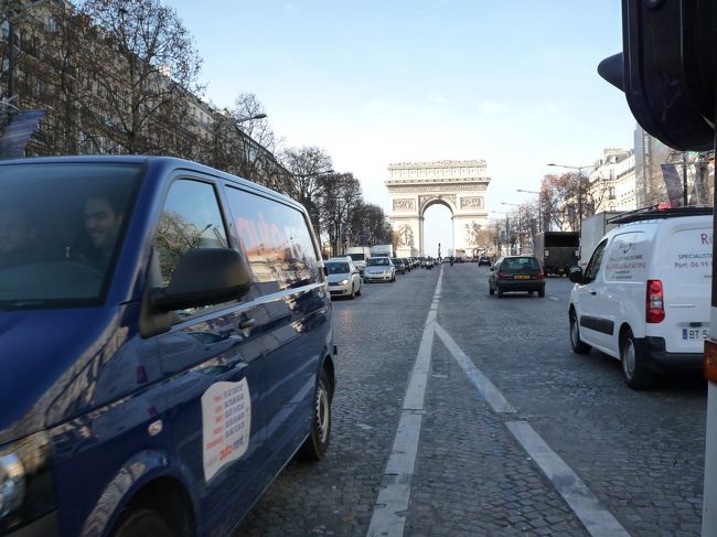 結構、車がスレスレで通り過ぎますので、お写真を撮られる場合はご注意を！