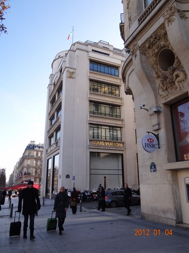 しばらく行くと、「Louis Vuitton」本店。