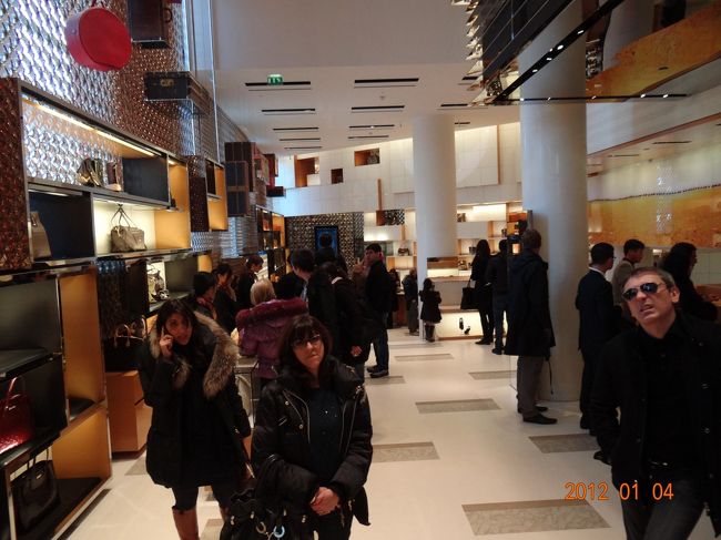 やはり賑わってました。特に欲しいものも見つからず、早々に退散しました。