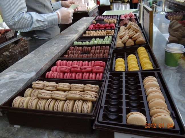 色とりどりのマカロンが美しいです。ホテルに帰ってから食べられるように１０個だけ購入。美味しかったです。