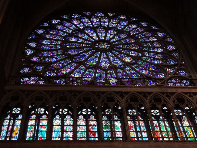 美しいステンドグラスを見ながら、暫し休憩です。