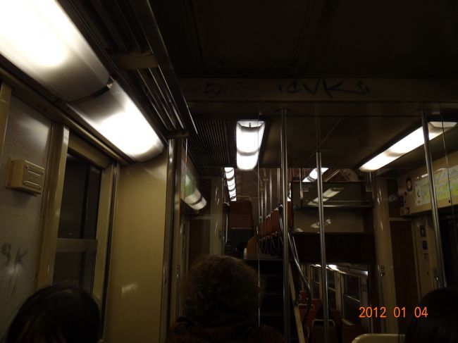 ＲＥＲの車内。メトロに乗り慣れてしまっていたので、この薄暗い雰囲気に家族全員ちょっとドキドキ。