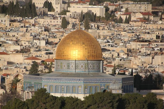 金色に光り輝く岩のドーム。