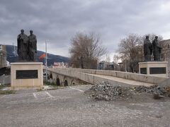 カメン・モスト。
ヴァルダル川に架かるこの石橋は、オスマン朝時代のものだそうです。