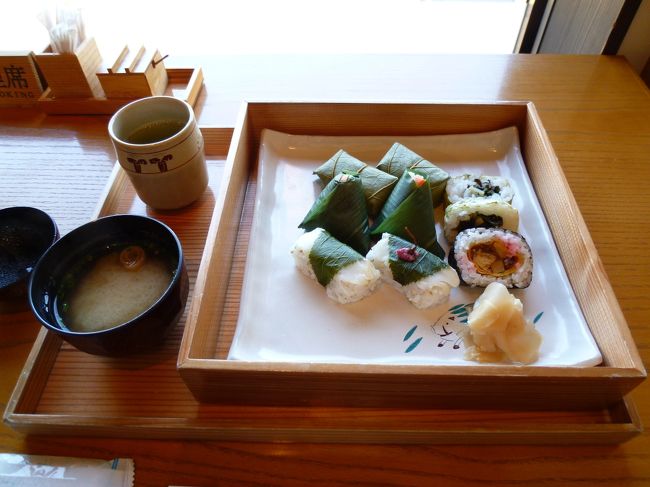 １１時には見終わって、少し早いですがランチタイム。<br /><br />数年前に国立博物館の道を挟んで反対側にできた東大寺門前夢風ひろばの『ゐざさ』へ。<br /><br />９品の巻きものと白味噌のお味噌汁。<br />酢飯は甘めでそれほど酢がきつくないです。柿の葉寿司の具はさばでしたがさば自体がしっかりしめてあっておいしかったです。<br />