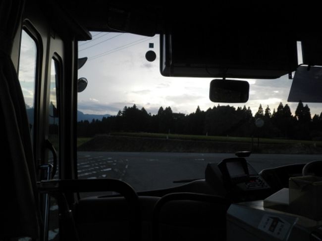 ただでさえ標識などない狭い集落への道を走りまわるのに、さらに段々と日が暮れて暗くなってくれば……<br />あっちへ行って、こっちへ行ったらなんかさっきの場所に戻ってたり、なんか通ったことのあるところをまた通ってるような気がしたり……<br />もはやよそ者にはどこを道走ってるのかわかりません。<br />なんともこのような狭隘路線もあったのですねぇ……