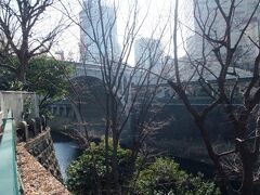 神田川に掛かる「聖橋」

下から眺めるとアーチ型の綺麗な橋です。

奥にあるのはＪＲのホームです。両岸に
位置する2つの聖堂（湯島聖堂とニコライ堂）を
結ぶことから「聖橋」と命名されたんだとか･･･。

