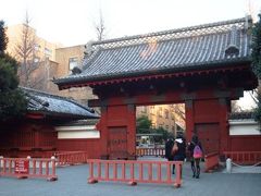 そしてコチラは東京大学の「赤門」です。

東大もすぐです。私は興味本位で見学に
行きましたが･･･東大を目指す高校生等が
赤門前で写真を撮ったりしていました。
