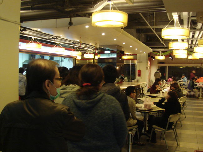 台北旅行最終日。どうしても諦めきれず、昨日営業していなかった阜杭豆漿に行ってみました。すると・・・<br /><br />やったー、営業してたー！<br /><br />朝６時前なのにこの行列（笑）