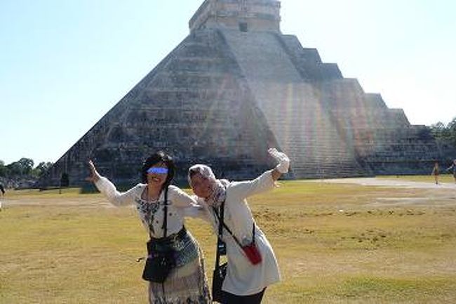 チチェン　イッツア<br />以前は上まで登れたようで；；<br />現在は・・残念ね。<br />ツアー中、仲良しになったKさんとポーズ。