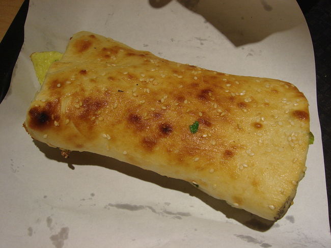 厚餅夾蛋。さっき釜で焼いていたものに卵焼きを挟んだもの。これが美味しいの！