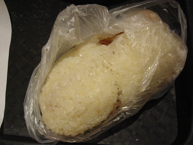 飯団。餅米の中に肉そぼろと油條が入っています。<br /><br />結構重いですが、味はオススメ。