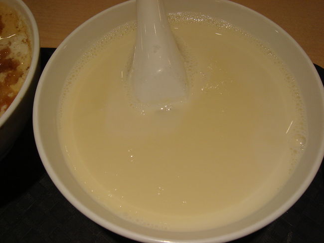 これは妻が注文した甘い豆漿。表面に幕が張っているのは、豆乳が濃い証しです。<br />やっぱ、こうでしょ！