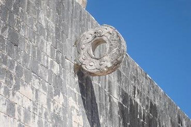 この穴にゴムボール？を蹴ったのか、<br />投げたのか？？