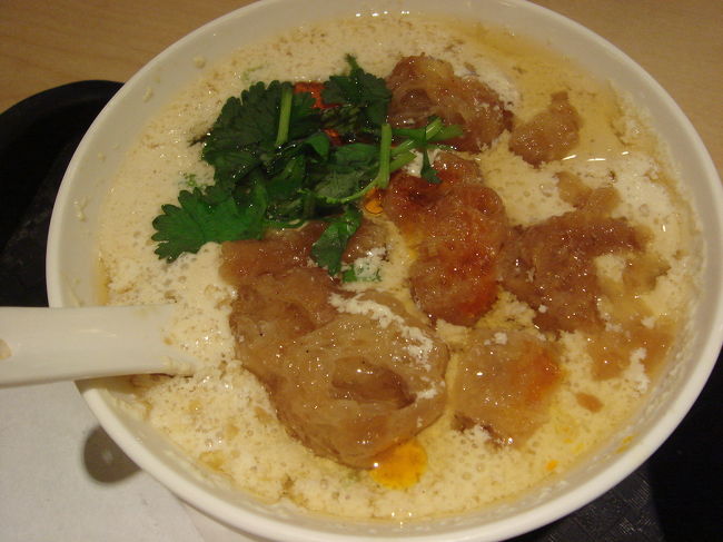 僕が注文したしょっぱい豆漿。おぼろ加減がバツグン！<br />毎日食べたいよ〜。