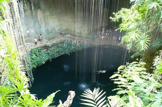 泳ぐことのできるセノーテ。<br />水深５０メートル。