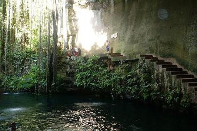 足だけでも水につけようと下まで降りましたが、<br />残念；；無理〜。<br />右上にオーブをパチリ。<br />(この日、カンクンのホテルで金縛りにあいました)