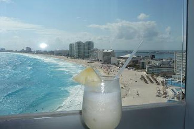 カクテル<br />パニャコラーダ？(ココナッツミルクとパインと何だろか)<br />美味しい！！<br />