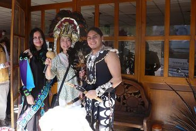 昼食時、<br />アステカの舞いを見学して一緒にポーズ。