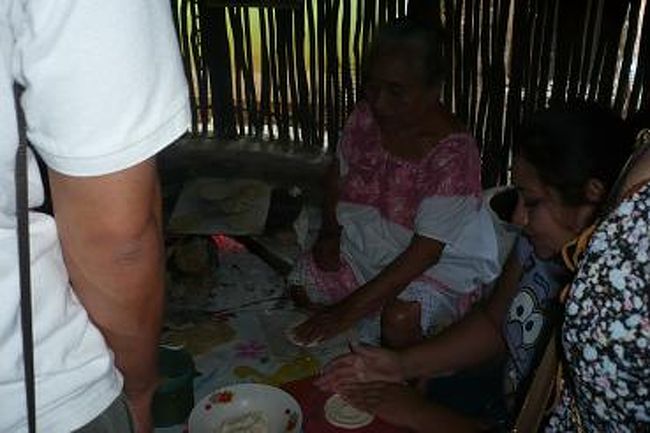 マヤ人の民家訪問。