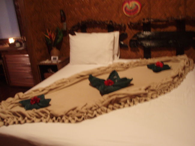 深夜01:00パラオ到着。プランテーションリゾートに宿泊。送迎付き。ホテルの敷地内はジャングルのよう。部屋はプレミアムキャビン。とっても素敵にベッドメイキングされています。明日は9:00にダイビングツアーのお迎えがくるので、早々に寝ました。