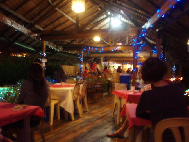 宿泊のお客さんはほとんど日本人。スタッフにも日本人が数名います。近所の方も参加しているようで、アットホームなクリスマスパーティ。食事はバイキングです。