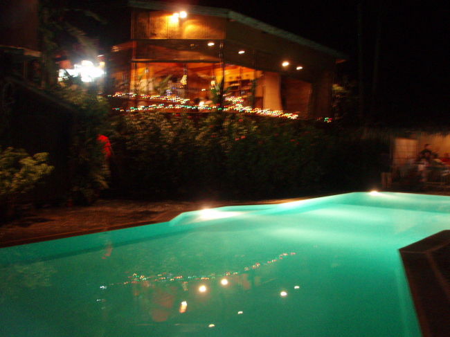 レストラン脇にプール。