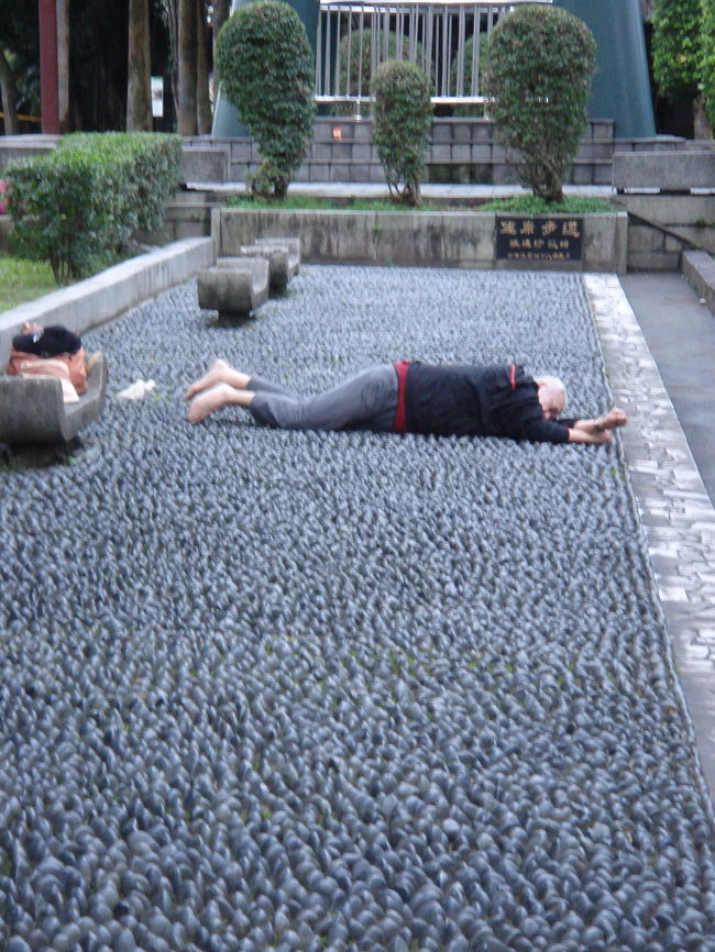 先客が。あ、あれっ！<br />おじいちゃんがゆっくりコロコロ・・・。<br /><br />僕たち夫婦は完全に戦意喪失・・・。すると思ったら大間違いですよ！