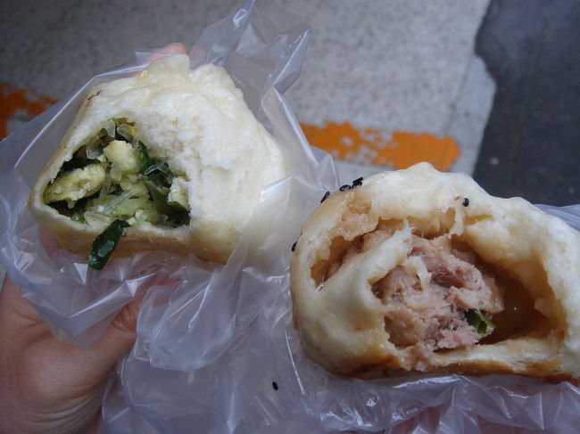 食べかけでゴメンナサイ。<br />左がネギたっぷりのまんじゅう。<br />右が肉汁たっぷりのまんじゅう。<br /><br />台湾って、こういう何気ないのがホントおいしいですよね。