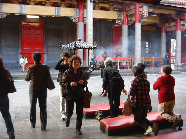 皆さん熱心に拝んでいらっしゃいます。