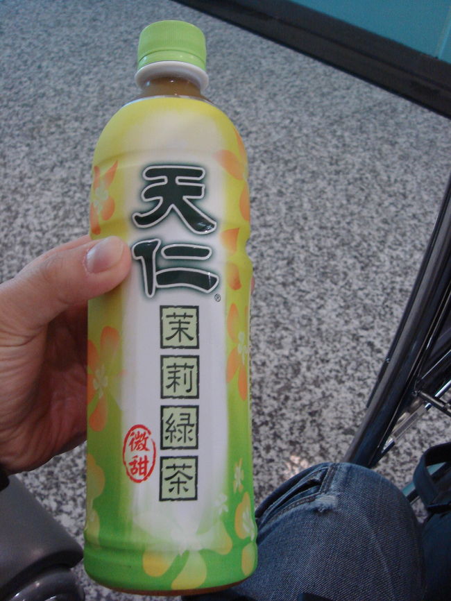 空港の自動販売機で売っていた天仁茗茶のジャスミン茶。