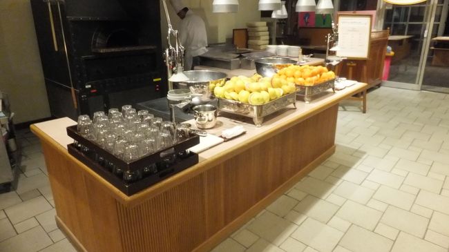 ブレックファーストのブッフェメニューを<br /><br />どうぞ。<br /><br />※ fast、断食を<br /><br />  break するのが、朝食breakfastだとか、、、、