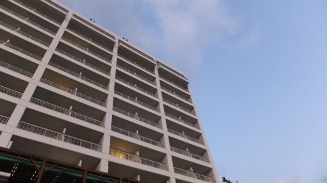 気付いた点：<br /><br />隣との壁が薄いのか？ガタガタ音がチトバイ、伝わってくる。<br /><br />外壁も若干薄いのか？族のブーブー音が五月蝿く<br /><br />なかなか眠れないことがある。<br /><br />鼾(いびき)をかく人がいる。