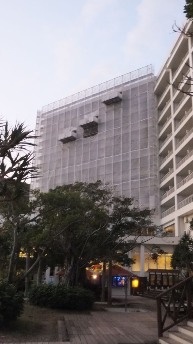 改修中の訳ありプランで提供している部屋。<br /><br /><br />※初日のディナーは、ルネッサンスリゾートオキナワJAPANESE CUISINE 彩 IRODORIでいただくことに　→　http://4travel.jp/traveler/terikara_food/album/10638567/