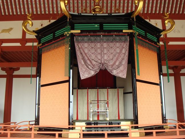 大極殿内部には　<高御座（たかみくら）>が。<br />天皇が鎮座された場所でしょうか。<br />その他にも当時の様子をうかがえる資料などが飾られていました。