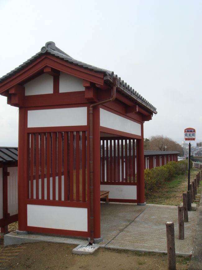 こちらはバス停。<br />バス停もなんだか周りの雰囲気に合っていておしゃれ〜<br /><br />バスが来るまで時間があったので、跡地の近くにあるお土産さんへ向かってみることに。<br /><br /><横田福栄堂>http://www.yokotafukueido.com/<br />お店に向かってみると、入り口が閉まっているではないか！<br />そう、この日は日曜日でお店がお休みでした。。がーん。<br />無駄足だったーとあきらめかれていたところ、ちょうどお店の方が出てきて<br />「よかったらどうぞ〜」と快くお店の中に入れてくれました!!<br /><br />なんていい人なんだー（涙）と早くも奈良県民の優しさに感動しながら、<br />人気の「鹿サブレ」や「鹿クッキー」、「みそせんべい」などをお土産に買いました。<br />お値段もリーズナブルだし、おみやげにとっても最適でおすすめですよー♪<br /><br /><br />