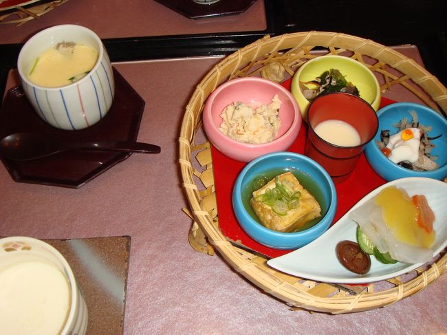 kumako達はお昼の一番安いコースをオーダー。（￥1600位/1人）<br />手作りお豆腐・茶碗蒸し・小鉢・天ぷら・季節のお野菜の焼き物・ご飯　などがついていました。<br />どれも少量ずつなので、いろんなものを少しずつ食べたい女子にぴったり☆<br />中でも、豆乳のコーンスープが美味しかった〜♪<br /><br />食後にコーヒーか紅茶もつくし、大満足ランチでした☆