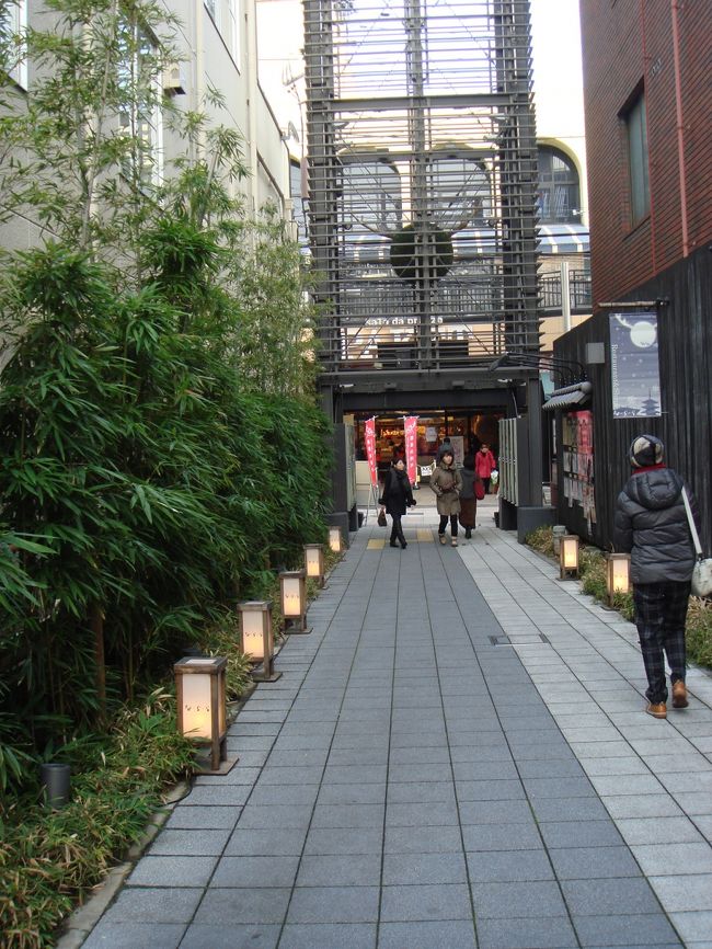 な・ら・らの中の様子。<br />小粋なおしゃれなスポットで、上記のお店の他、<br />イタリアンやインドカレーなど色々なお店が入ってました。<br /><br />お腹も満たされ、kumako達はここから歩いて５分ほどの <興福寺>へ向かう。