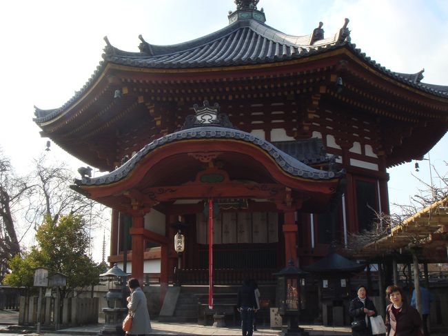 <興福寺/南円堂><br />日曜日のせいか、平城京跡より人が多く賑わっていました。