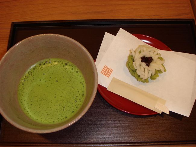 寒いし、だいぶ歩いて疲れたので甘い物でも〜と思い、<br />お茶タイム☆<br />奈良近鉄駅近くにあった和菓子屋さんにふらーっといってみました。<br /><br /><寛永堂><br />http://www.kaneido.com/index.html<br /><br />Kumakoはお抹茶と生和菓子のセットをいただきました☆<br />お茶菓子はほんのりとした甘さで美味しかったです♪<br /><br />なんか聞いたことのあるお店だな〜と思ったら、<br />あの黒豆茶で有名なお店でした！！<br />東京には青山とかにしかお店がなく、なかなか行くチャンスがなかったのに、<br />まさか奈良で行けるとは♪<br />ラッキー☆<br /><br />その後、荷物などを置くため、いったんホテルへ戻る。