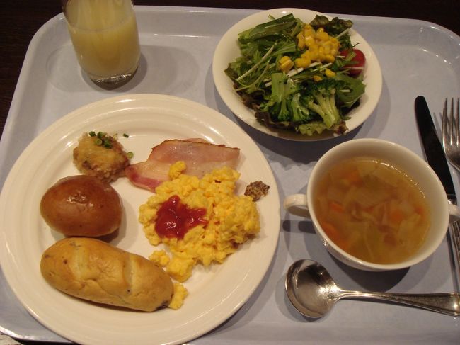 【2日目】<br />朝ごはんは日航ホテル内で。<br />和食・洋食のビュッフェスタイル。<br />和食の種類の方は多い感じでした。<br /><br />奈良名物の「茶粥」と「奈良漬け」があったので食してみました。<br />「茶粥」の方は、ほうじ茶味のお粥っていう感じで、まぁまぁでした。<br />「奈良漬け」は。。やっぱりkumakoは苦手でした。。<br /><br />お腹をしっかり満たし、いざ2日目の観光スタートです♪