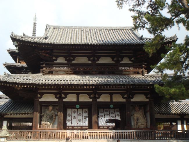 昨日訪れた東大寺もそうですが、<br />奈良の寺社はいい意味で地味めというか、味わいのある古い建物が多い印象です。<br />（京都の金閣寺や日光の東照宮のような派手派手しさがないと言えばよいのでしょうか）<br />時代のせいですかね。。<br /><br /><br />