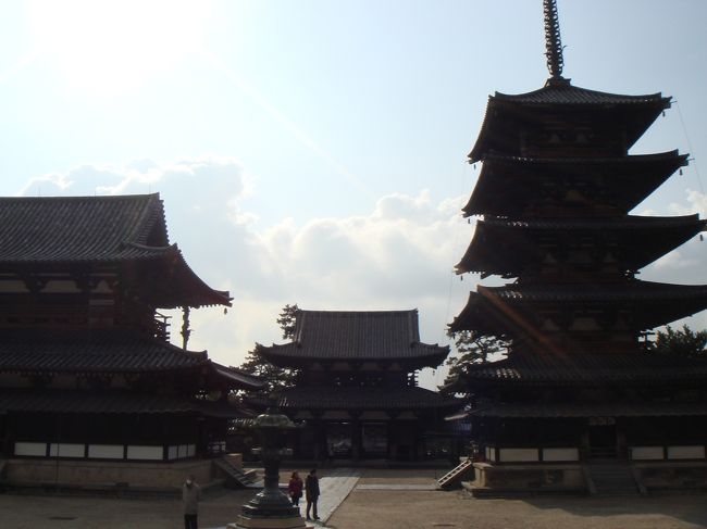 <法隆寺/五重塔・金堂・中門><br />大講堂から見た画。<br />法隆寺の五重塔は、昨日興福寺でみた五重塔より低めな感じがしました。<br />日本に現存する最古の塔だそうで、これまた古く味わい深かったです。<br /><br />大昔のものが、（修復等しているとは思いますが）こうやっていまだにきちんと立っているってすごいことだなぁとあらためて実感しました。<br />左にある金堂も含め、どちらも国宝です。